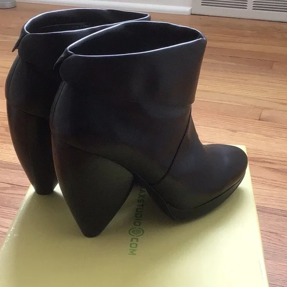 Max Studio Umberto Women’s Leather Booties - Picture 3 of 12